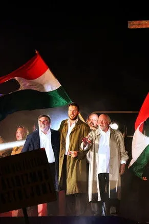 Imre Sipos interpreta a  en Itt élned, halnod kell