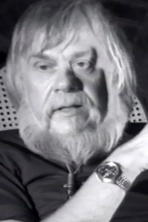 John Baldessari interpreta a Himself en John Baldessari: An Interview