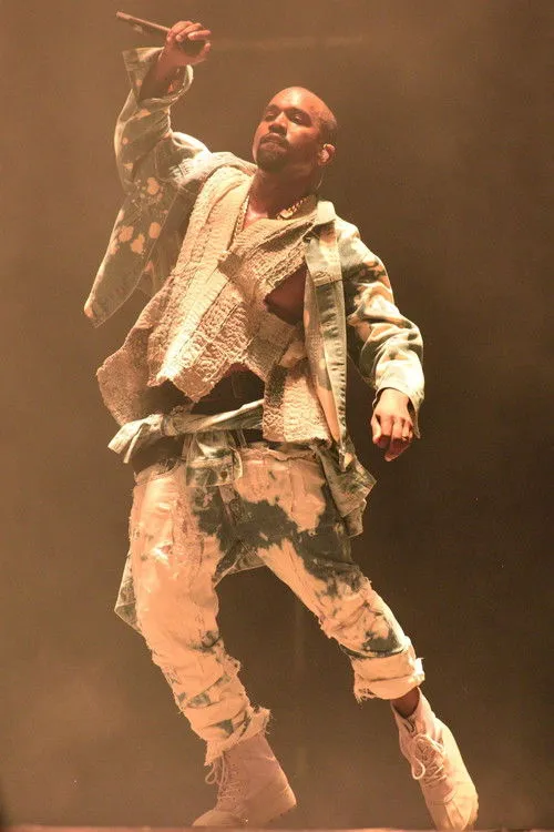 Kanye West interpreta a Self en Kanye West: Glastonbury 2015
