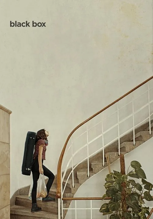 Kaya Akkaya interpreta a Hüseyin en Kara Kutu