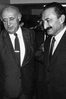 Bülent Ecevit interpreta a Self en Karaoğlan: Çile Çiçeği