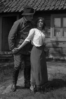 Doris Nelson interpreta a  en Kärlek starkare än hat eller Skogsdotterns hemlighet