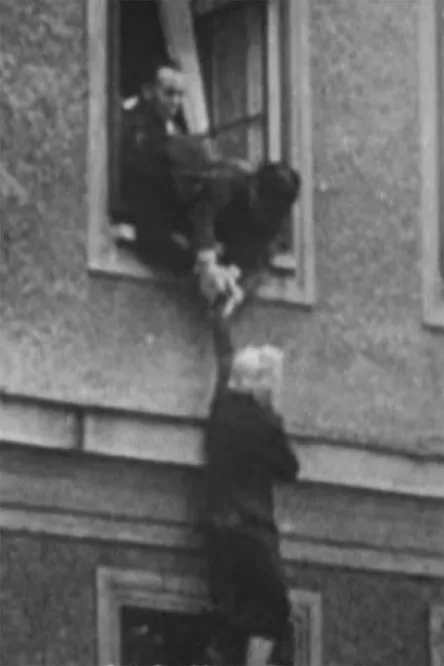 Jay Rosenblatt interpreta a Narrator en King of the Jews