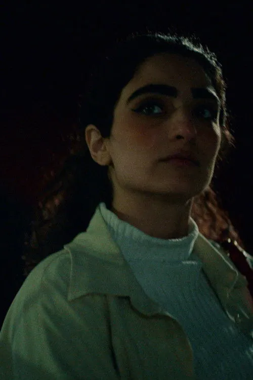 Bahar Beihaghi interpreta a  en Kisses and Bullets