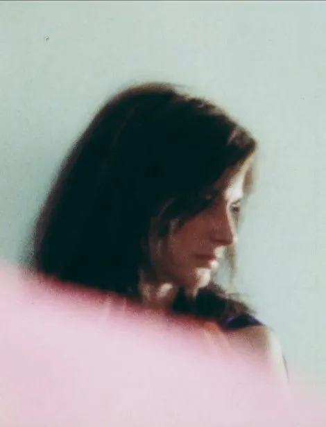 Carola Regnier interpreta a en Kleiner Vogel