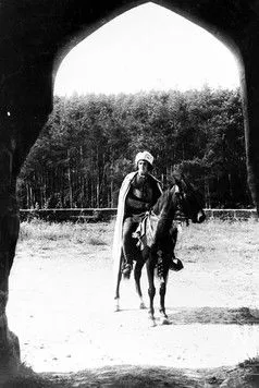 Hugo Svoboda interpreta a en Koryatovič