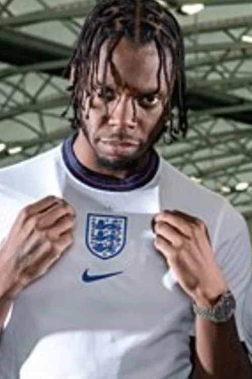 Karl Dominic Wilson interpreta a Self (Konan) - Presenter en Krept and Konan We Are England
