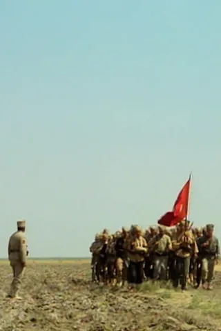 Askin Nur Yengi interpreta a Fikriye en Kurtuluş: İki Ateş Arasında