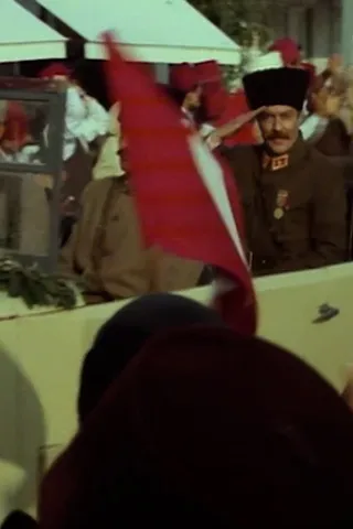 Askin Nur Yengi interpreta a Fikriye en Kurtuluş: Kurtuluş...