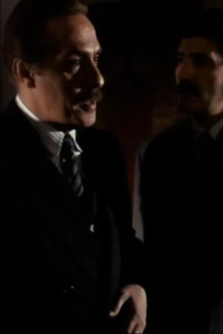 Askin Nur Yengi interpreta a Fikriye en Kurtuluş: Sonun Başlangıcı