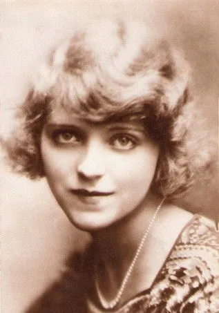 Rachel Devirys interpreta a  en L'École des vierges