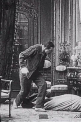 Henri Desfontaines interpreta a  en L'Homme aux gants blancs