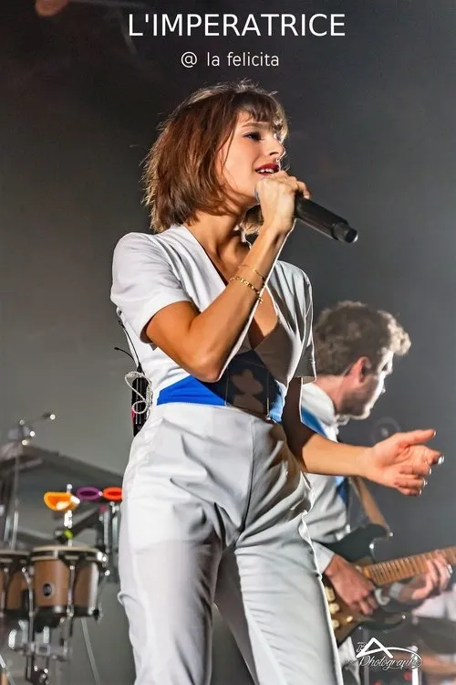 Flore Benguigui interpreta a herself en L'Impératrice @ La Felicità for Drop