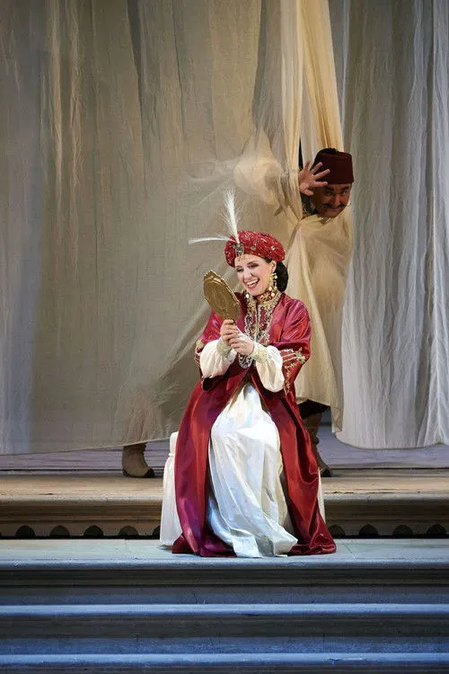 Nuccia Focile interpreta a Elvira en L'Italiana in Algeri