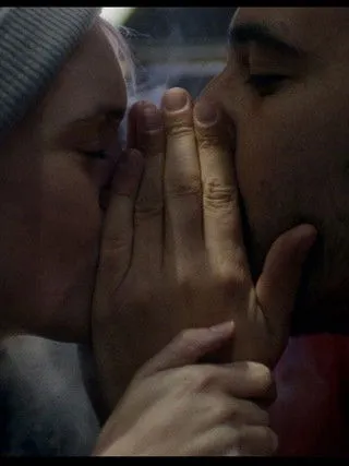 Jean Morel interpreta a Le vendeur en La révolution n'est pas un dîner de gala