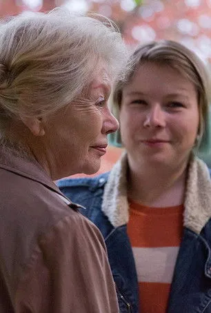 Jill Forster interpreta a  en Ladies Without Lipstick