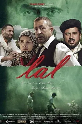 Ezel Akay interpreta a  en Lal