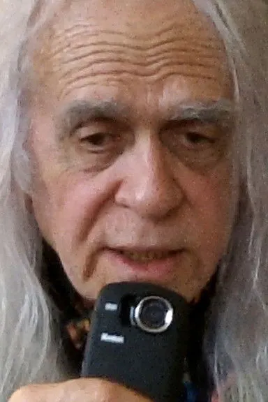 Phoebe Tyers interpreta a en Last Known Interview With Zachary Weinstein (100 Years Old)