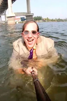 Conner O'Malley interpreta a Conner O'Malley en Late River with River Guy (Conner O'Malley) The Only Talk Show in the River