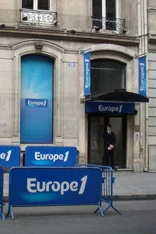 Franck Ferrand interpreta a Self - Presenter en Le 26bis - Europe 1