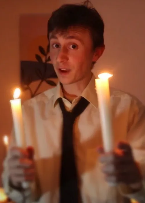 Emma Delaveau interpreta a La copine en Le fakirisme de maison