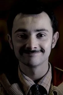 Hugo Dessioux interpreta a Stagiaire fantôme en Le Fantôme de Merde