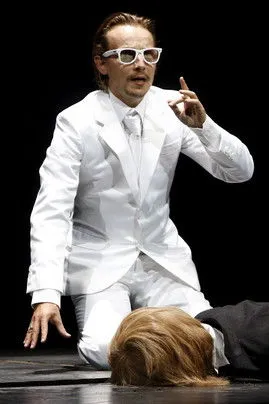 Marie-Julie Baup interpreta a Julie en Le roman d’un trader