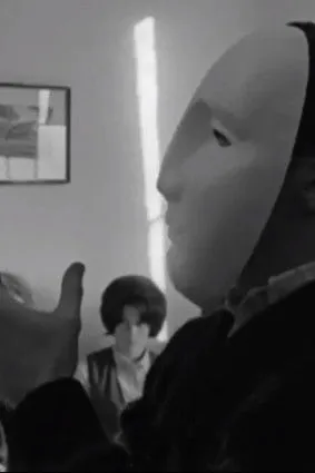 Powys Thomas interpreta a en Les ludions