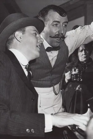 Pat McKee interpreta a Saloon Extra (uncredited) en Let's Sing a Song About the Moonlight