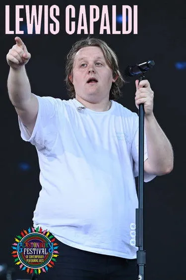 Lewis Capaldi interpreta a en Lewis Capaldi: Glastonbury 2023
