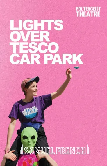 Rosa Garland interpreta a Ensemble en Lights Over Tesco Car Park