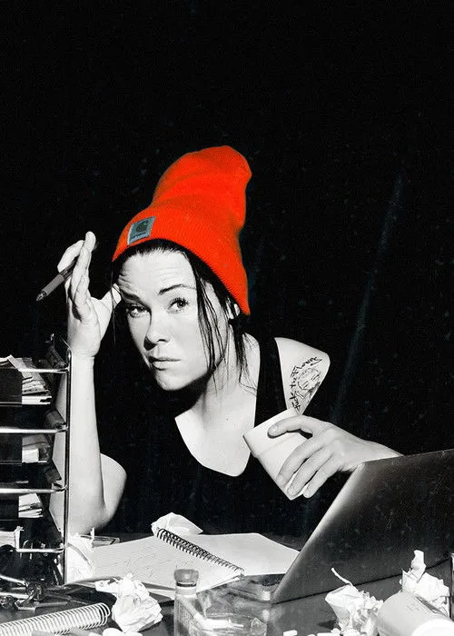 Linda P. interpreta a Linda P en Linda P'S Hovedpine