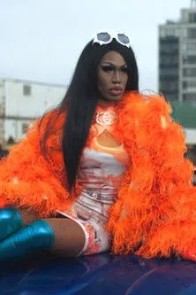 Soju interpreta a Chic's Entourage en Lipstick City