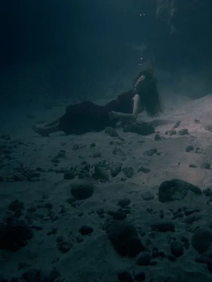 Marine Chesnais interpreta a Herself en Living on the Threshold