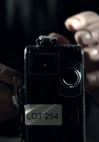 Adrian Schiller interpreta a The collector en Lot254