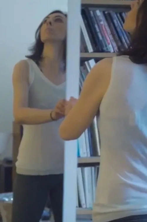 Rachel Arditi interpreta a  en Ma nudité ne sert à rien