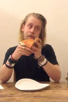 Póster de la película Macaulay Culkin Eating a Slice of Pizza