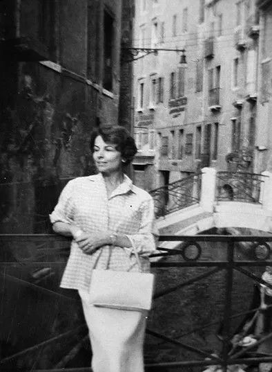 Nina Companéez interpreta a Self en Mag Bodard, un destin