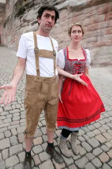 Justin Rowlatt interpreta a Presenter en Make Me a German