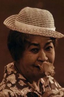 Amina Umurzakova interpreta a Rosa en Мама Роза