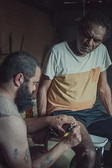 Colin Kinchela interpreta a Carp en Man Real