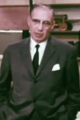 Howard St. John interpreta a en Managing Time