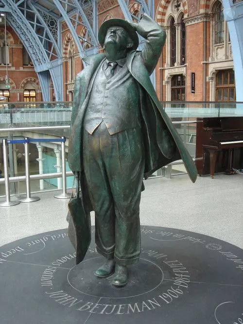John Betjeman interpreta a Self en Marble Arch to Edgware
