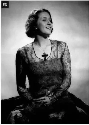 Gia Skova interpreta a NKVD Agent 'Gia' en Margery Booth: The Spy in the Eagle's Nest