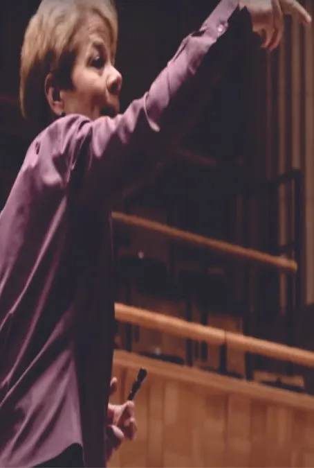 Marin Alsop interpreta a  en Marin Alsop: Um dia na Osesp