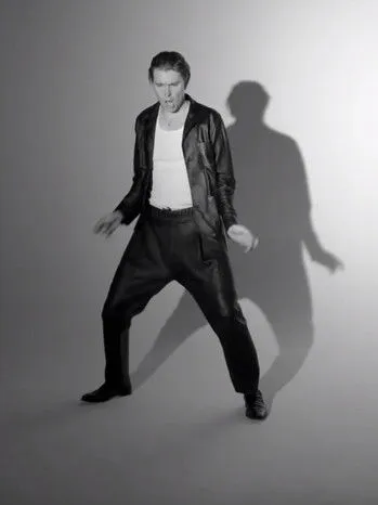 Scott Adsit interpreta a Production Assistant en Marlon Brando