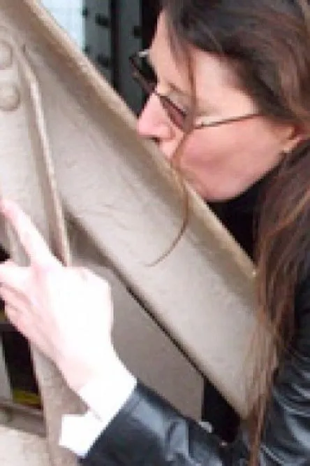 Hermione Norris interpreta a Narrator en Married to the Eiffel Tower