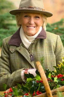 Mary Berry interpreta a Herself - Presenter en Mary Berry's Country House at Christmas