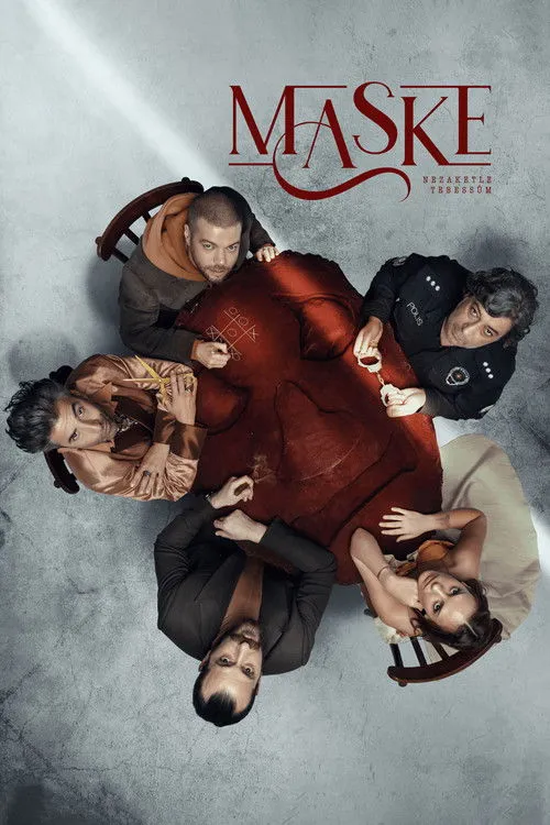 Mert Turak interpreta a Toprak en Maske: Nezaketle Tebessüm