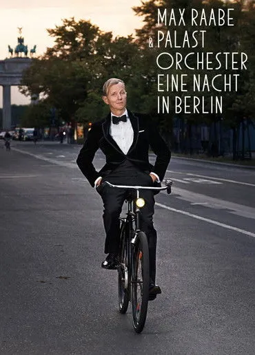 Max Raabe interpreta a en Max Raabe & Palastorchester - Eine Nacht in Berlin